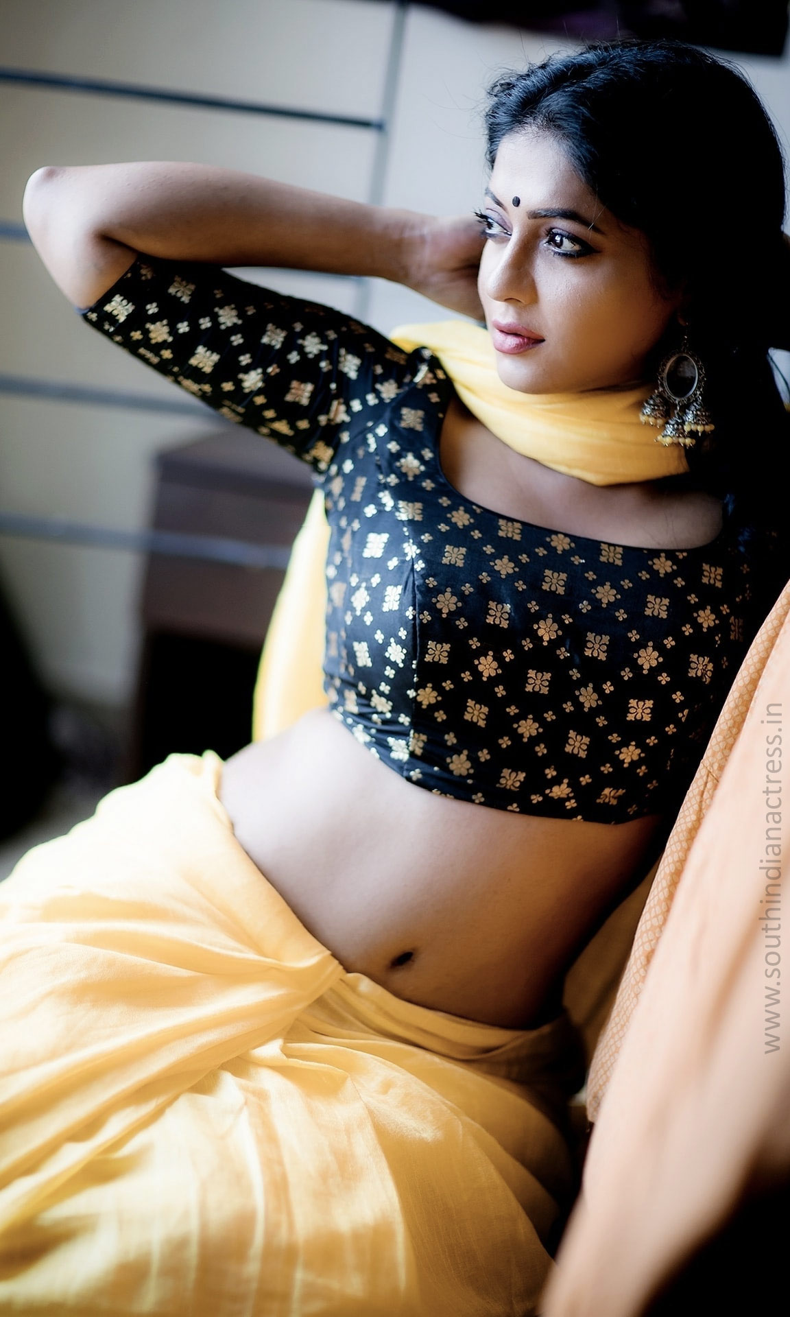 Reshma Pasupuleti hot navel photos in saree - South Indian Actress