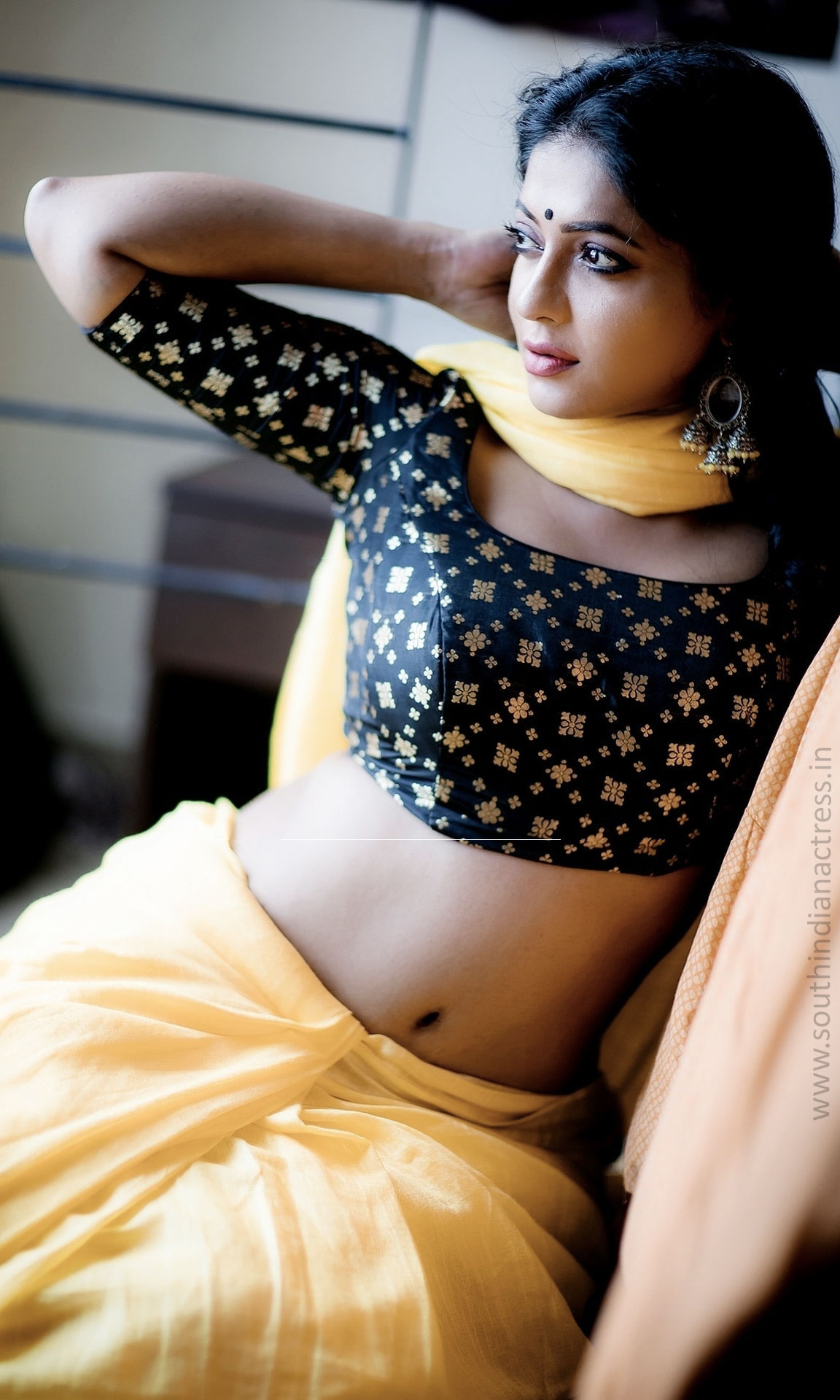 Reshma Pasupuleti hot navel photos in saree. 