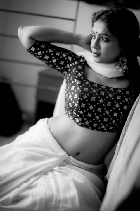 Reshma Pasupuleti hot navel photos in saree