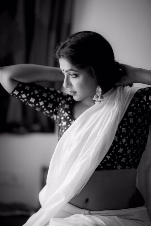 Reshma Pasupuleti hot navel photos in saree
