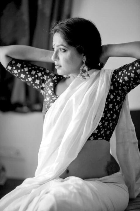 Reshma Pasupuleti hot navel photos in saree