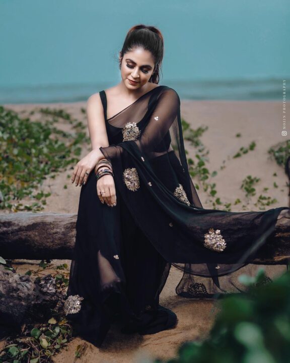 Malayalam television actress Malavika Wales in black saree stills