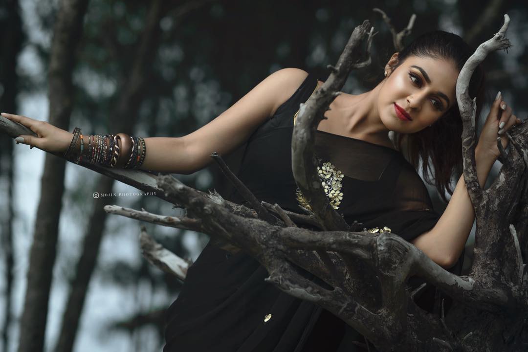 Malayalam television actress Malavika Wales in black saree stills