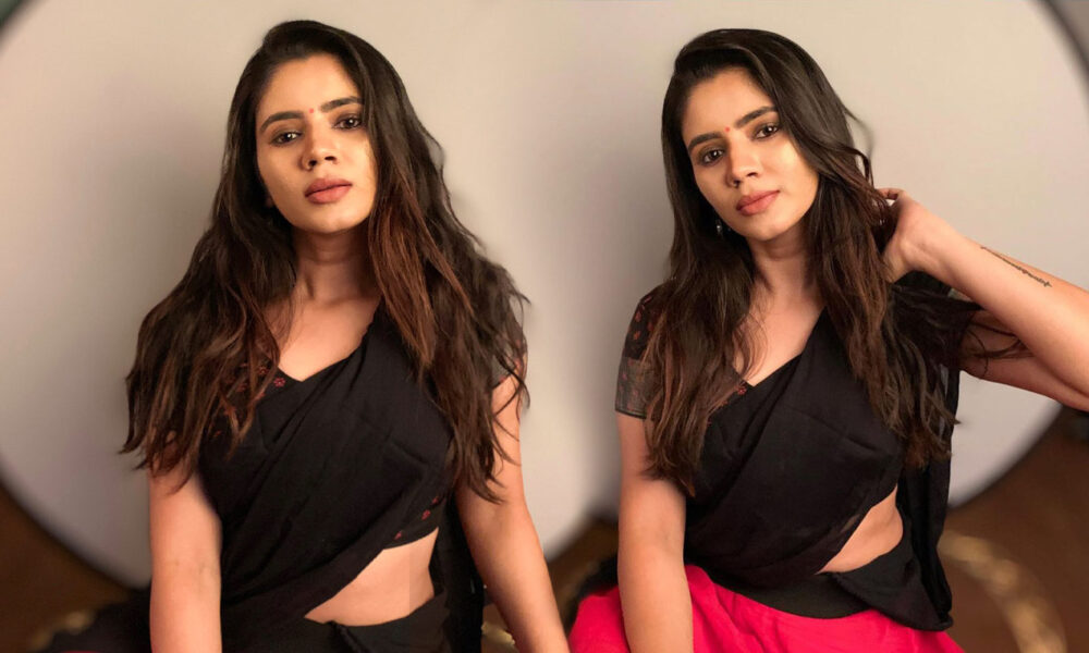 Soundariya Nanjundan in half saree photos