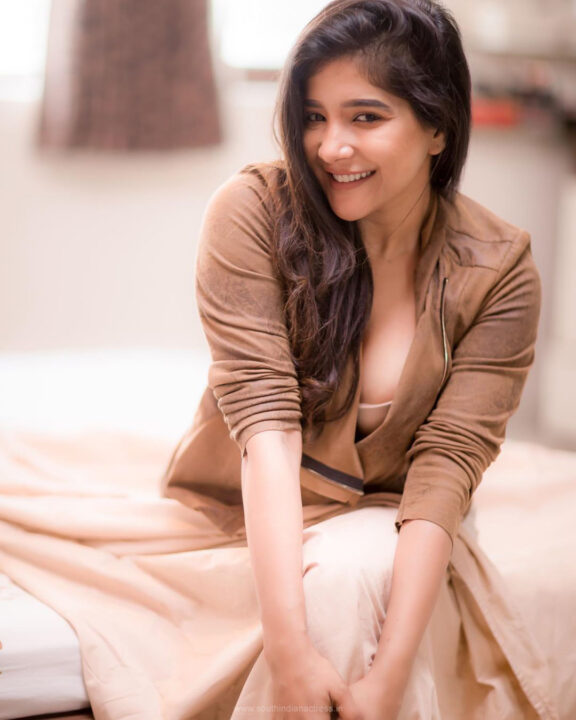 Sakshi Agarwal stills wearing peach colour strapless cup bra