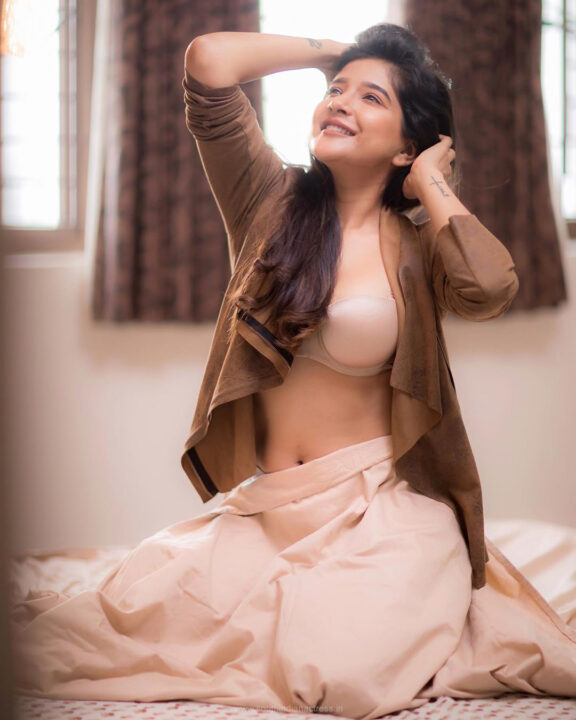 Sakshi Agarwal hot stills wearing peach colour strapless cup bra