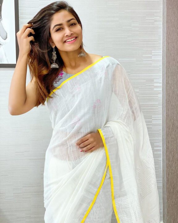 Shivani Narayanan beautiful saree stills