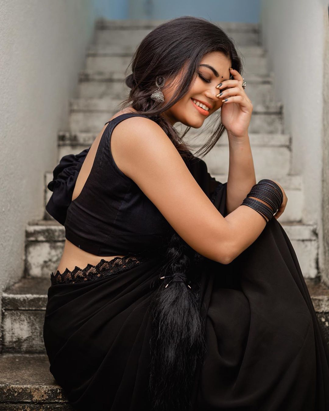 Suju Vasan beautiful photos in black saree