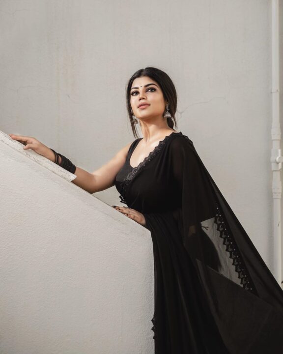 Suju Vasan beautiful photos in black saree