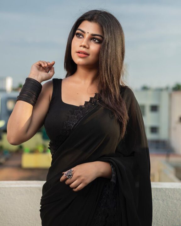 Suju Vasan beautiful photos in black saree