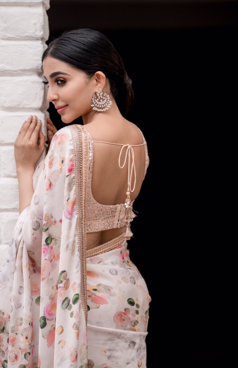 Parvati Nair hot stills in floral saree - South Indian Actress