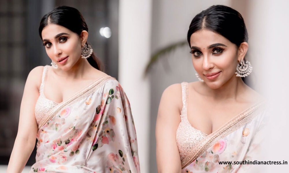 Parvati Nair hot stills in floral saree