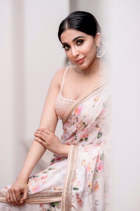 Parvati Nair hot stills in floral saree