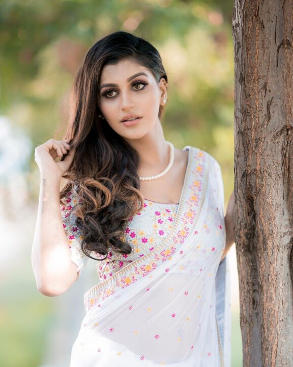 Yashika Aannand in saree photos