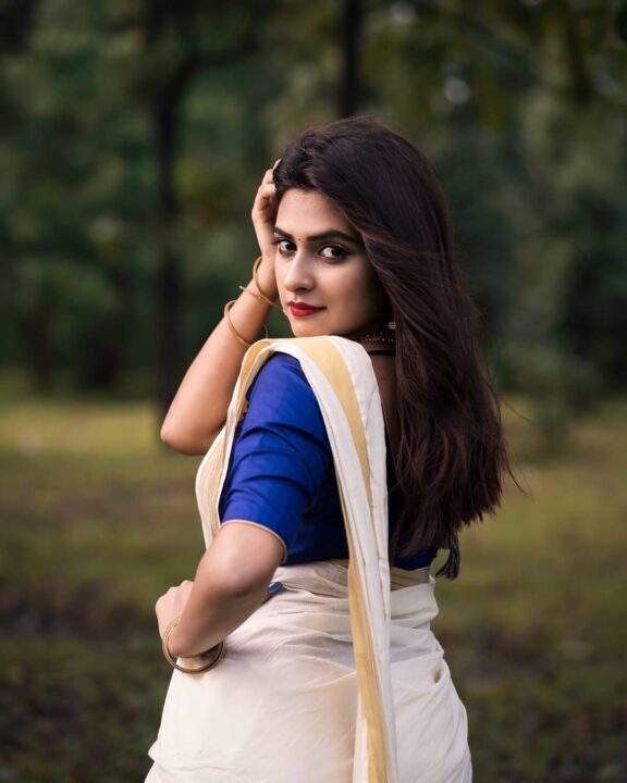 Pin by 𝒫 𝓇 𝒾 𝓃 𝒸 𝓎 🦋 on kerala outfits | Cute girl poses, Kerala  saree, Saree