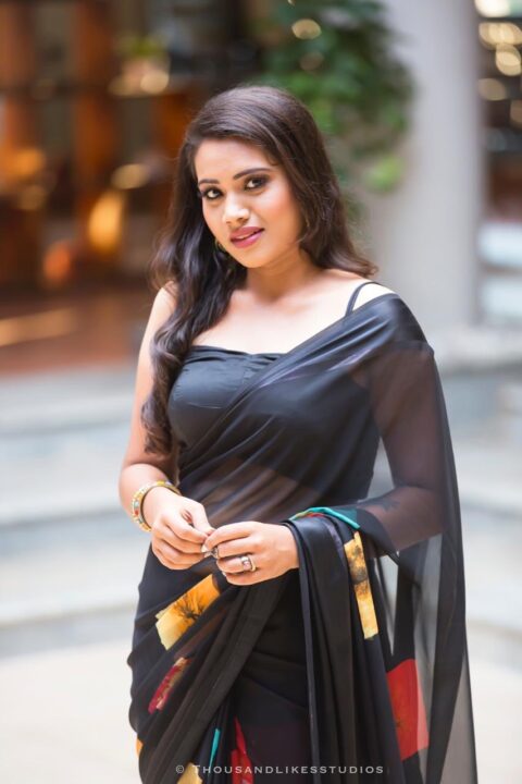 Aarthi Subash in black saree photos