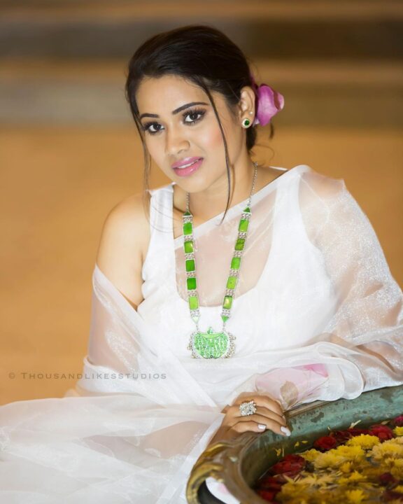 Aarthi Subash in white saree photos
