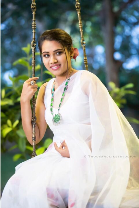 Aarthi Subash in white saree photos