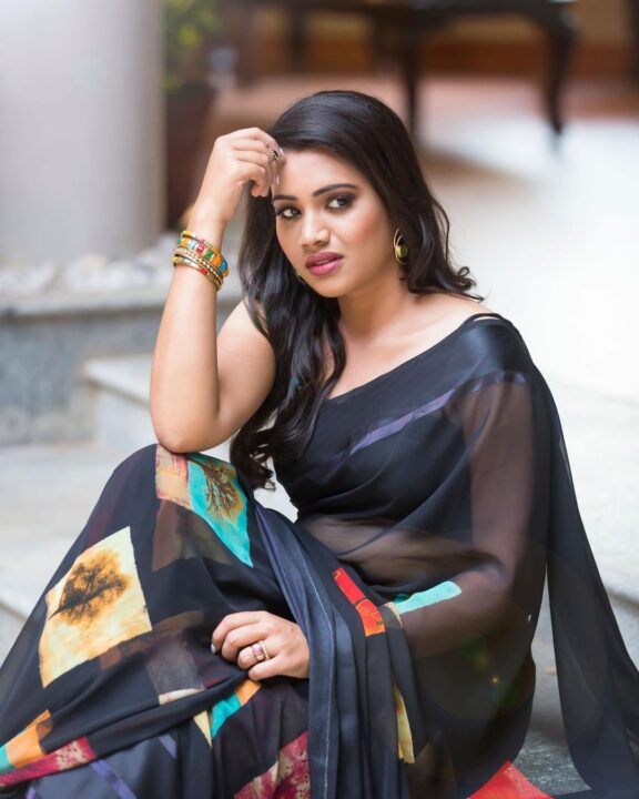 Aarthi Subash in black saree photos