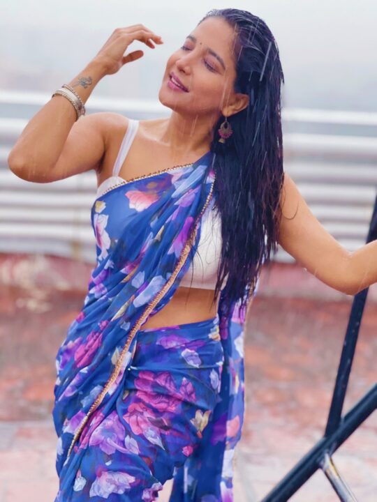 Sakshi Agarwal hot navel photos in saree