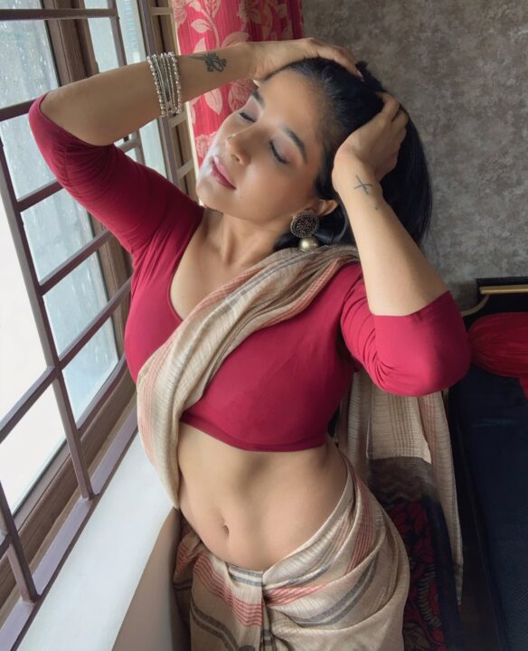 Sakshi Agarwal hot navel photos in saree