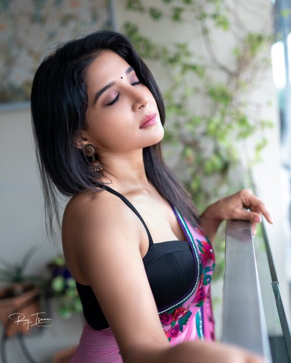 Sakshi Agarwal hot navel photos in saree