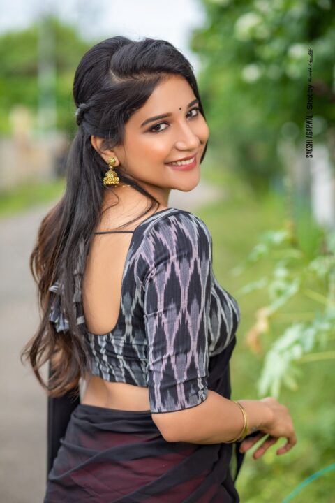 Sakshi Agarwal hot navel photos in saree