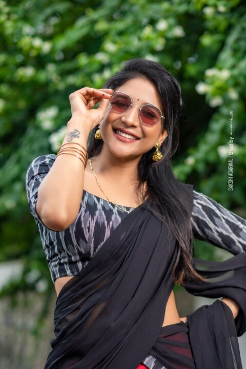 Sakshi Agarwal hot navel photos in saree