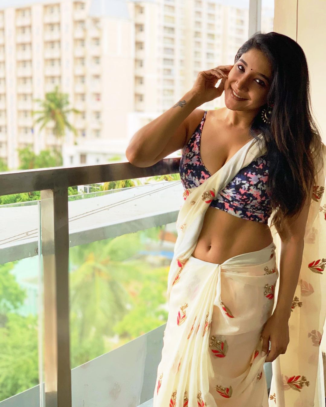 Sakshi Agarwal Hot Navel Photos In Saree South Indian Actress