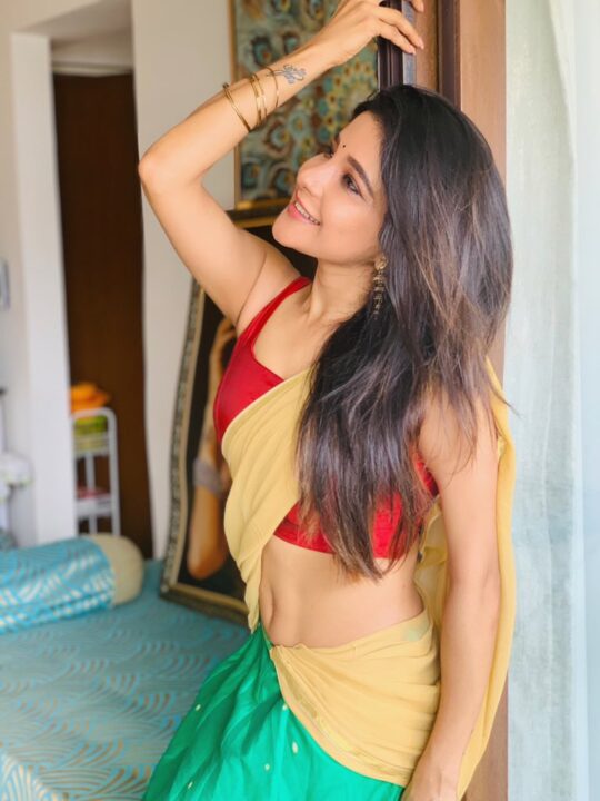 Sakshi Agarwal hot navel photos in saree