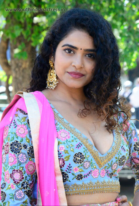 Sonakshi Verma hot cleavage stills at Kalasa Movie Opening
