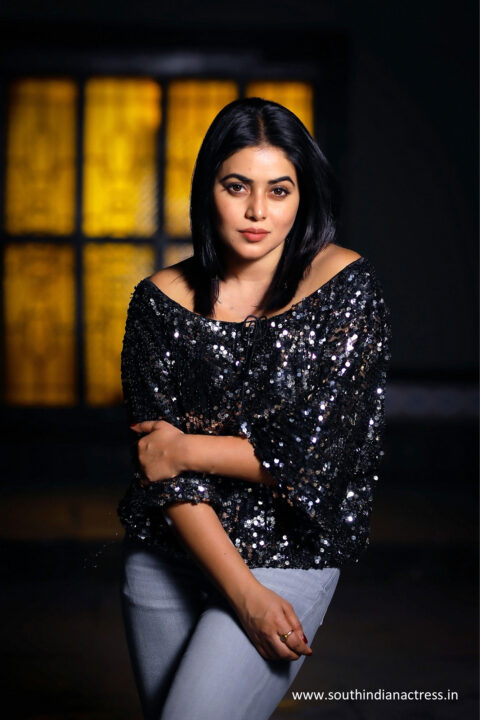 Shamna Kasim aka Poorna stills from Back Door Movie