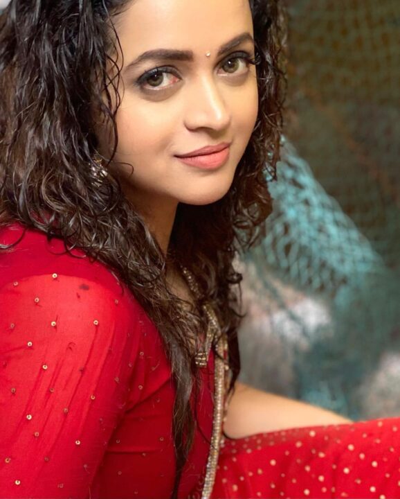 Bhavana Menon in red salwar photos