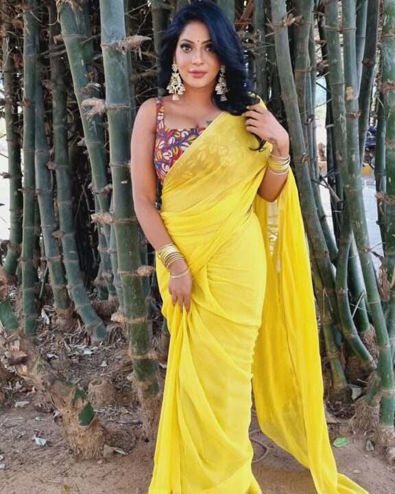 anushka hot navel in yellow saree