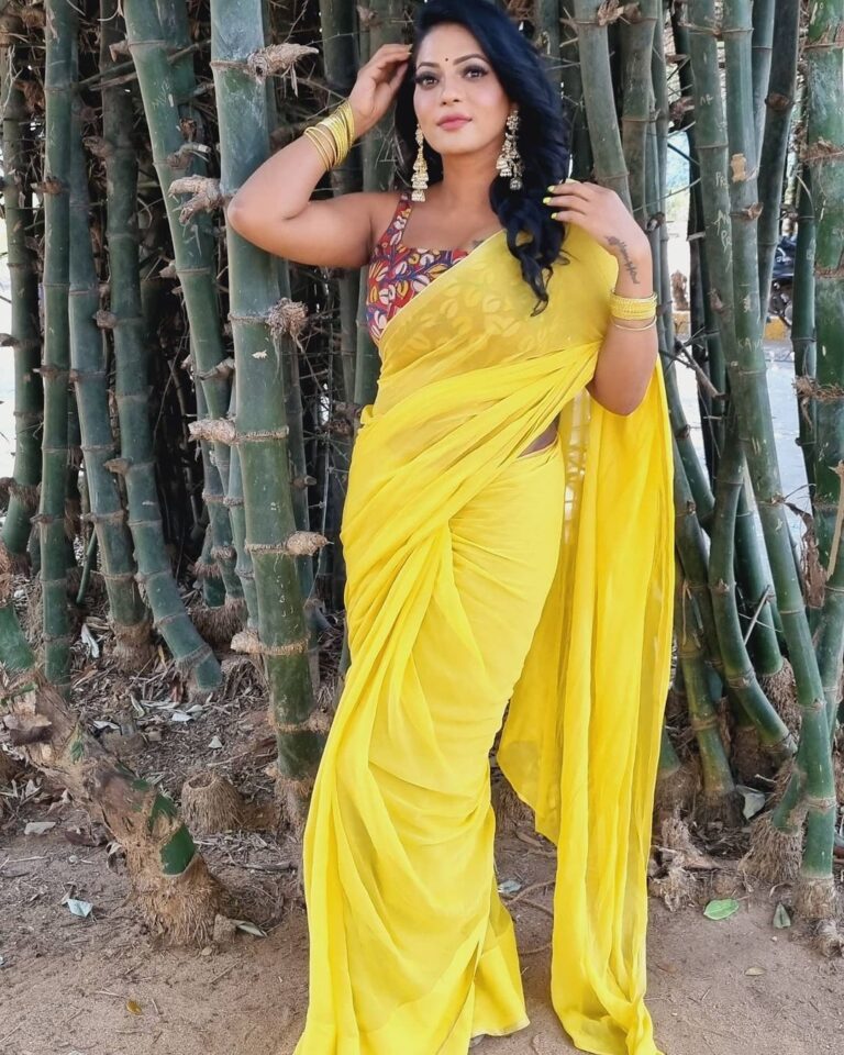 Reshma Pasupuleti hot stills in yellow saree - South Indian Actress