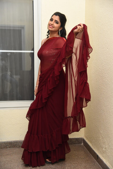 Anchor Syamala in saree stills at Thellavarithe Guruvaram Pre Release