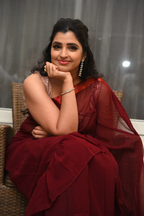 Anchor Syamala in saree stills at Thellavarithe Guruvaram Pre Release