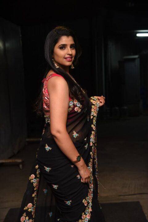 Anchor Syamala hot stills in black saree