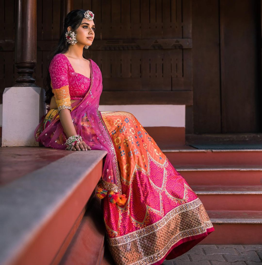 Meenakshi Govindharajan in pink Mehendi function lehenga