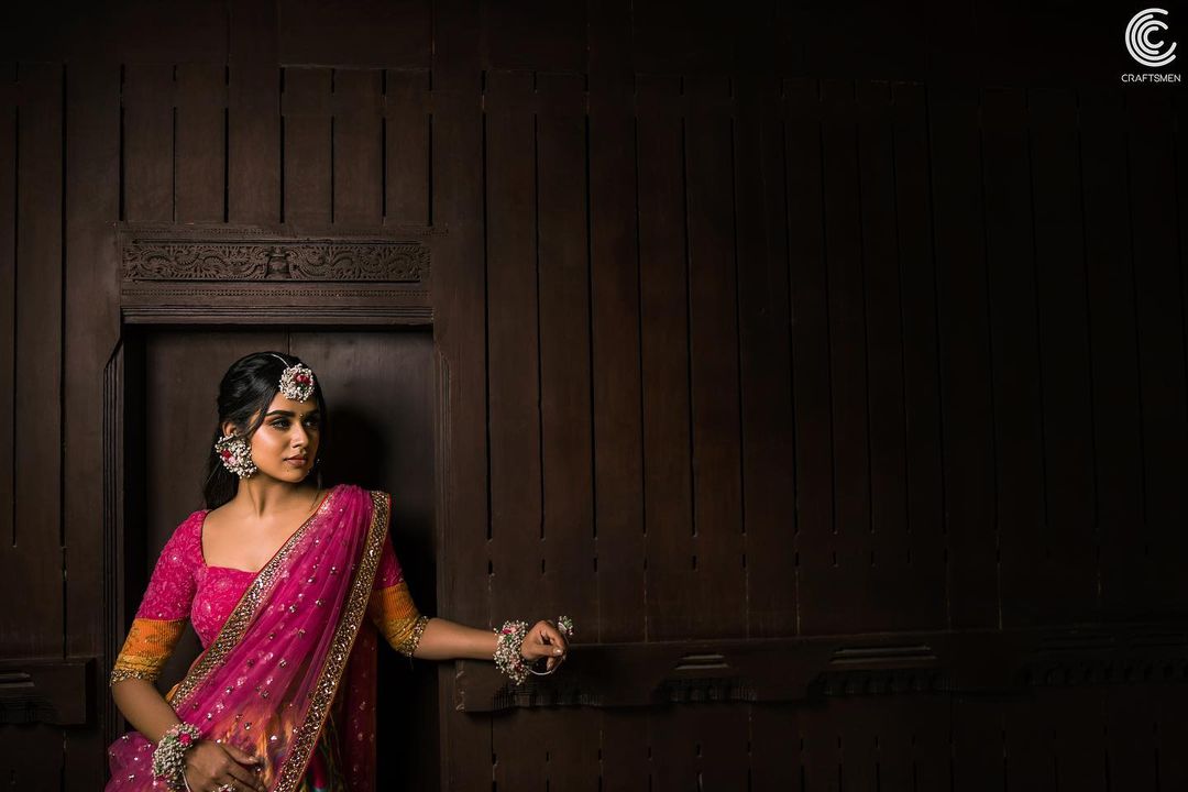 Meenakshi Govindharajan in pink Mehendi function lehenga