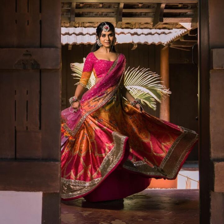 Meenakshi Govindharajan in pink Mehendi function lehenga