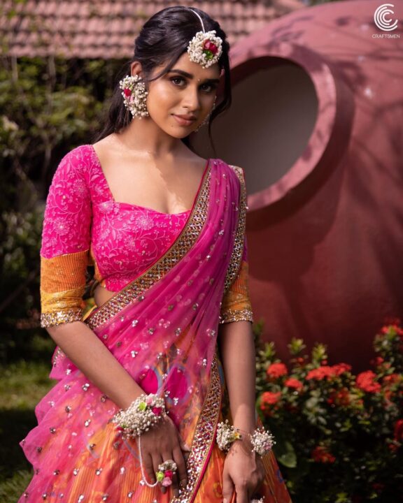 Meenakshi Govindharajan in pink Mehendi function lehenga