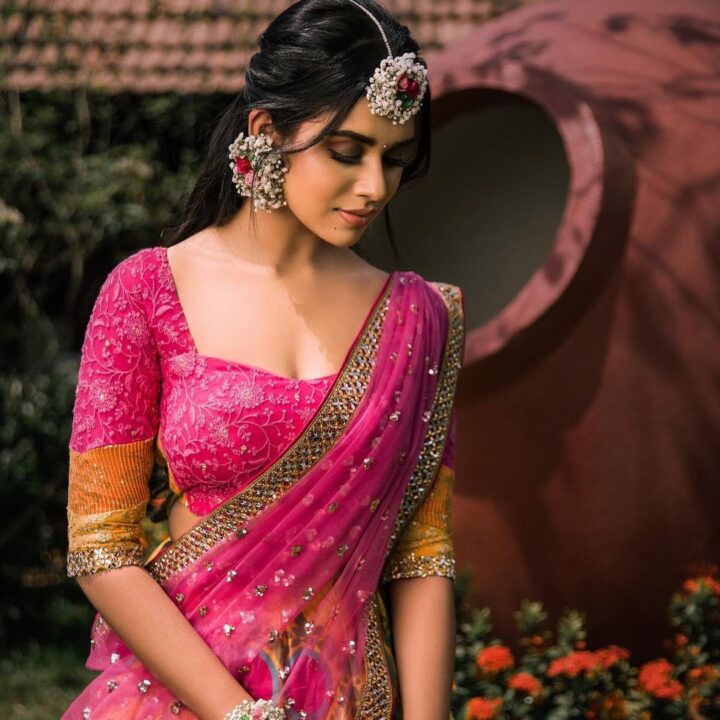 Meenakshi Govindharajan in pink Mehendi function lehenga