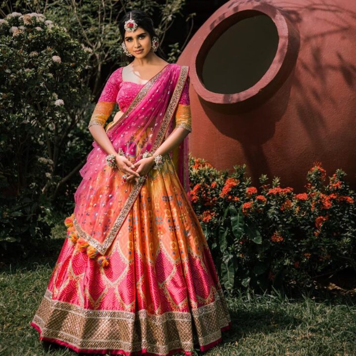 Meenakshi Govindharajan in pink Mehendi function lehenga