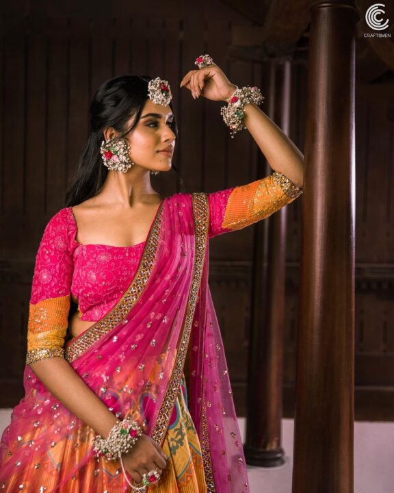 Meenakshi Govindharajan in pink Mehendi function lehenga