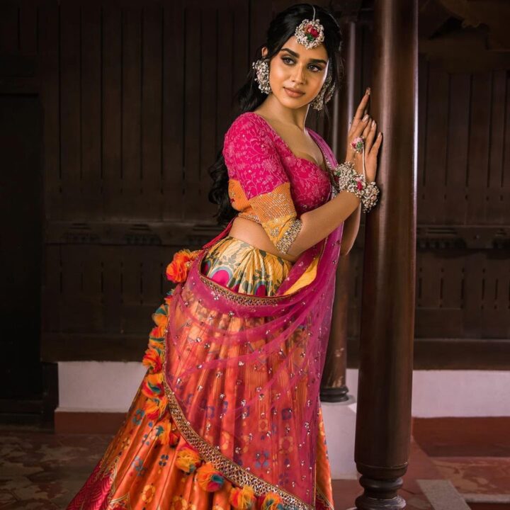 Meenakshi Govindharajan in pink Mehendi function lehenga