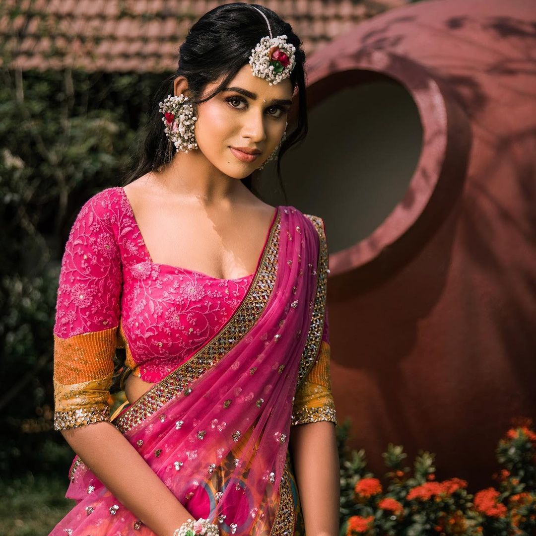 Meenakshi Govindharajan in pink Mehendi function lehenga