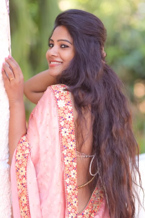 Dhivya Dhuraisamy hot stills in saree