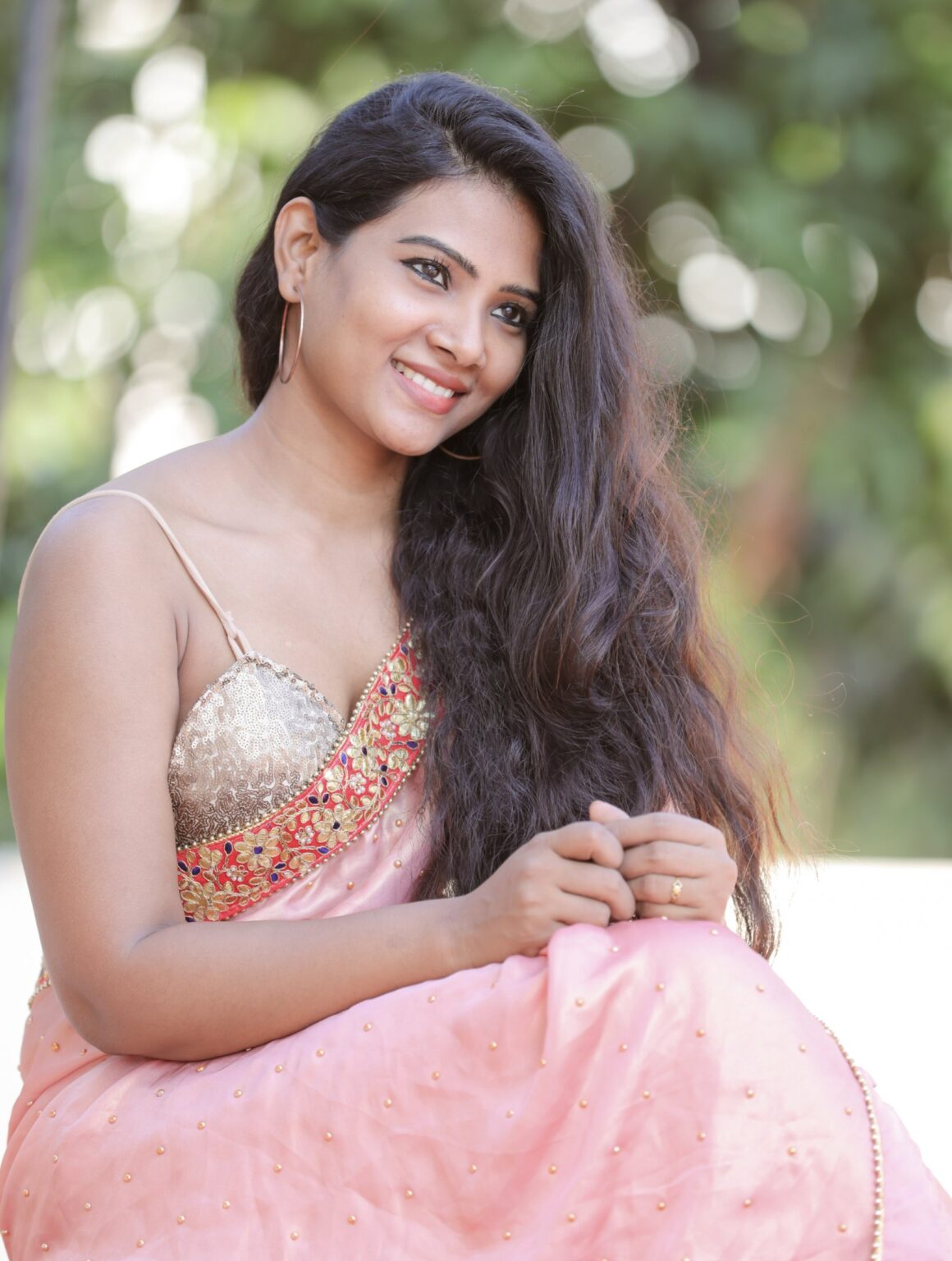 Dhivya Dhuraisamy hot stills in saree - South Indian Actress