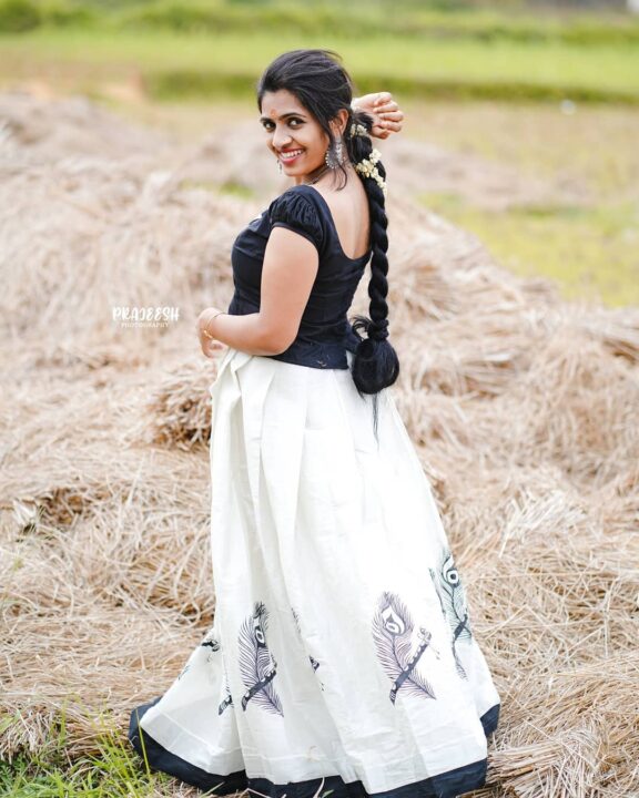 Malayali model Anjana Pallath stills in Kerala Pattupavada